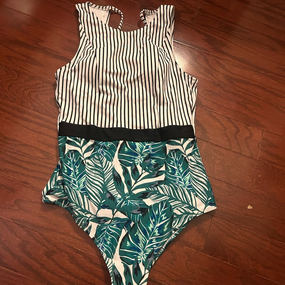 Cupshe One Piece Swimsuit Size Medium
